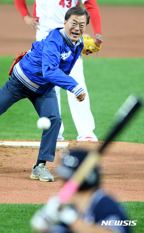 【광주=뉴시스】박주성 기자 = 25일 오후 광주 북구 광주기아챔피언스필드에서 열린 2017 KBO 한국시리즈 1차전 두산베어스 대 KIA타이거즈 경기 전 문재인 대통령이 시구를 하고 있다. 2017.10.25. park7691@newsis.com