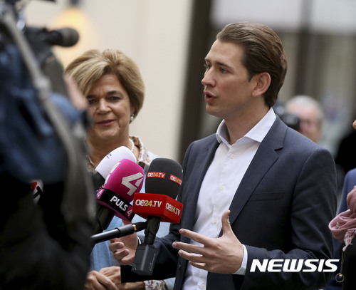 【빈=AP/뉴시스】오스트리아 차기 총리로 사실상 내정된 제바스티안 쿠르츠 국민당 대표 겸 외무장관이 25일(현지시간) 빈에서 극우 자유당과 연정구성을 위한 회의에 참석하기 전 언론 취재에 응하고 있다. 2017.10. 25 