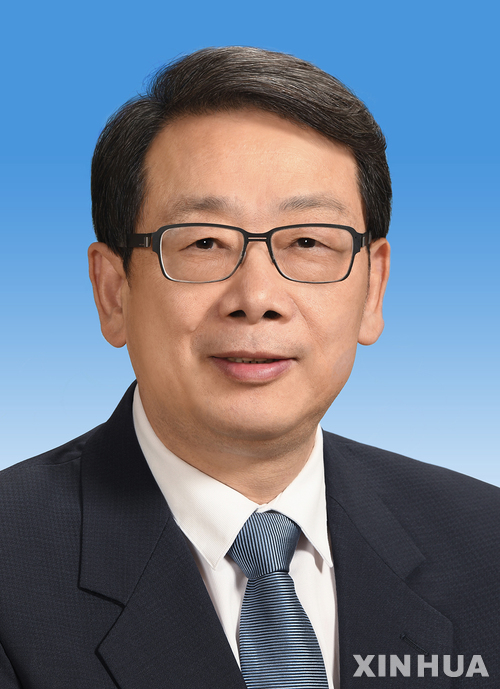 【베이징=신화/뉴시스】28일 중국 관영 신화통신은 천시(陳希) 중국 공산당 중앙조직부 부부장이 자오러지(趙樂際) 신임 정치국 상무위원이 맡았던 중국 공산당 중앙조직부 부장으로 승진했다고 전했다. 지난 25일 정치국원으로 선출된 천 부장은 시진핑 주석이 자신의 대학동창이자 룸메이트로 알려졌다. 2017.10.29