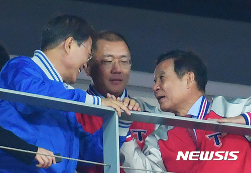 【광주=뉴시스】배동민 기자 = 문재인 대통령(왼쪽부터)과 정의선 현대자동차 부회장, 윤장현 광주시장이 지난해 10월25일 광주-KIA 챔피언스필드에서 2017 프로야구 한국시리즈 KIA 타이거즈와 두산 베어스의 1차전 경기를 관람하고 있다. 2018.06.01. (사진=뉴시스DB) photo@newsis.com