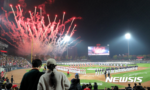 【광주=뉴시스】박주성 기자 = 25일 오후 광주 북구 광주기아챔피언스필드에서 2017 KBO 한국시리즈 1차전 두산베어스 대 KIA타이거즈 경기가 열리고 있다. 2017.10.25. park7691@newsis.com