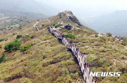【밀양=뉴시스】안지율 기자 = 경남 밀양시는 영남알프스라 불리는 재약산 일원 4.4km 구간의 국가생태문화탐방로를 조성한다. 사진은 재약산 모습. 2017.10.26. (사진=밀양시 제공)&nbsp; photo@newsis.com