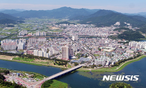 【밀양=뉴시스】안지율 기자 = 경남 밀양시는 2020년을 목표로 도시관리계획 재정비를 결정·고시한다. 사진은 밀양시가지 모습. 2017.10.26. (사진=밀양시 제공) photo@newsis.com