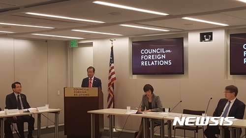  【워싱턴=뉴시스】정윤아 기자 = 방미 중인 홍준표 자유한국당 대표는 25일(현지시간) 오전 워싱턴 D.C.에 위치한 미국외교협회(CFR)에서 열린 한반도 전문가 간담회에 참석해 "저와 한국당은 대한민국의 안보를 지키기 위해서라면 최후의 수단으로 국민의 뜻을 모아 독자적 핵무장에 나설 의지도 갖고 있다"고 밝혔다.yoona@newsis.com