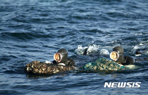 【서울=뉴시스】물질하는 제주 해녀. (사진=제주관광공사 제공)