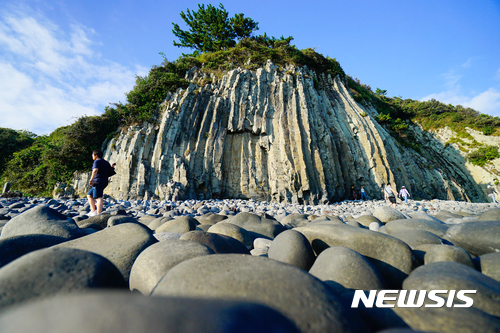 【서울=뉴시스】갯깍주상절리와 몽돌. (사진=제주관광공사 제공)