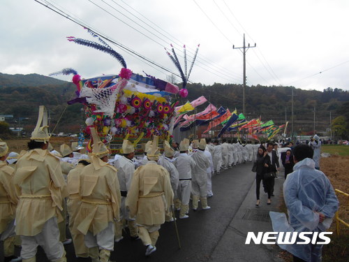 【양산=뉴시스】안지율 기자 = 26일 경남 양산시는 다음 달 18일 상북면 대석 물 안뜰마을에서 잊혀진 소리를 재현하는 '상여소리와 행상재현 행사'를 개최한다. 사진은 지난해 재현행사 모습. 2017.10.26. (사진=양산시 제공)&nbsp; photo@newsis.com