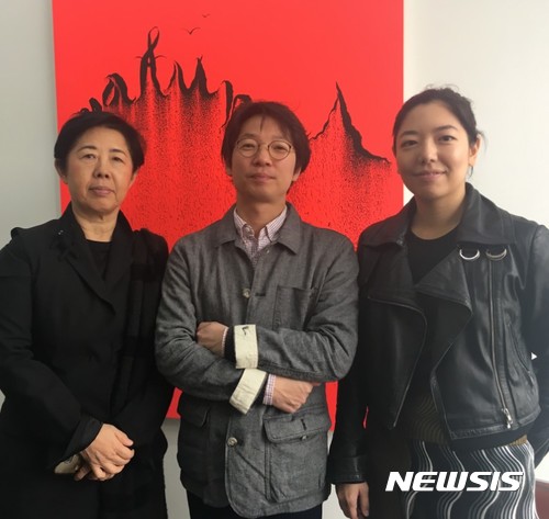 【서울=뉴시스】박현주 기자 = 유승호 작가가 서울 이태원 P21갤러리에서 박여숙·최수연 대표와 포즈를 취했다.