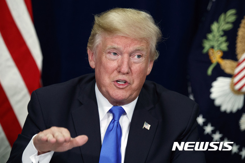 【댈러스=AP/뉴시스】도널드 트럼프 미국 대통령이 25일(현지시간) 텍사스주 댈러스에서 허리케인 피해 현황에 관한 보고를 받고 있다. 2017.10.26.