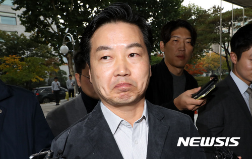 【서울=뉴시스】이영환 기자 = 홍종학 중소벤처기업부 장관 후보자가 26일 오전 서울 여의도의 한 빌딩에 마련된 인사청문회 준비 사무실로 출근하며 취재진의 질문이 이어지자 굳은 표정을 짓고 있다. 2017.10.26. 20hwan@newsis.com