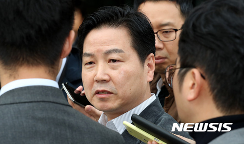 【서울=뉴시스】이영환 기자 = 홍종학 중소벤처기업부 장관 후보자가 26일 오전 서울 여의도의 한 빌딩에 마련된 인사청문회 준비 사무실로 출근하며 취재진의 질문에 답하고 있다. 2017.10.26. 20hwan@newsis.com