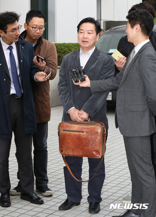 【서울=뉴시스】이영환 기자 = 홍종학 중소벤처기업부 장관 후보자가 26일 오전 서울 여의도의 한 빌딩에 마련된 인사청문회 준비 사무실로 출근하며 취재진의 질문에 답하고 있다. 2017.10.26.&nbsp; 20hwan@newsis.com