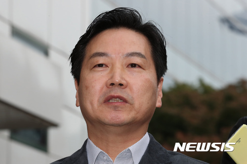 【서울=뉴시스】이영환 기자 = 홍종학 중소벤처기업부 장관 후보자가 26일 오전 서울 여의도의 한 빌딩에 마련된 인사청문회 준비 사무실로 출근하며 취재진의 질문에 답하고 있다. 2017.10.26.&nbsp; 20hwan@newsis.com