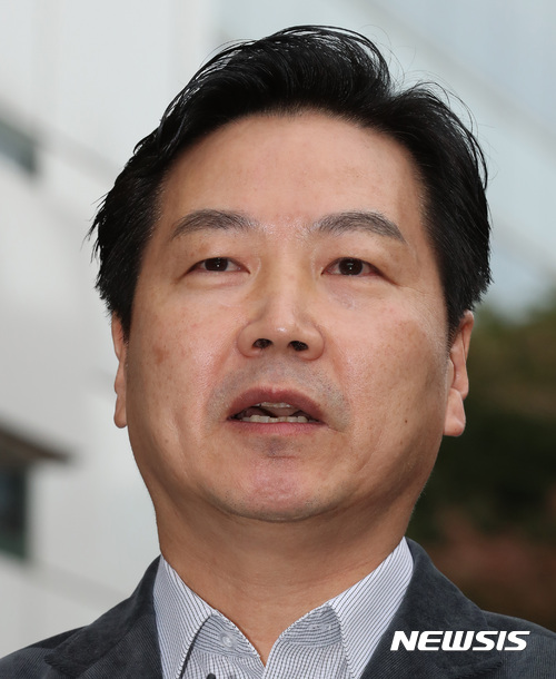 【서울=뉴시스】이영환 기자 = 홍종학 중소벤처기업부 장관 후보자가 26일 오전 서울 여의도의 한 빌딩에 마련된 인사청문회 준비 사무실로 출근하며 취재진의 질문에 답하고 있다. 2017.10.26.&nbsp; 20hwan@newsis.com
