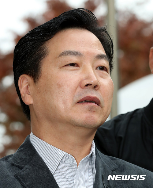 【서울=뉴시스】이영환 기자 = 홍종학 중소벤처기업부 장관 후보자가 26일 오전 서울 여의도의 한 빌딩에 마련된 인사청문회 준비 사무실로 출근하며 취재진의 질문에 답하고 있다. 2017.10.26.&nbsp; 20hwan@newsis.com