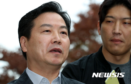 【서울=뉴시스】이영환 기자 = 홍종학 중소벤처기업부 장관 후보자가 26일 오전 서울 여의도의 한 빌딩에 마련된 인사청문회 준비 사무실로 출근하며 취재진의 질문에 답하고 있다. 2017.10.26. 20hwan@newsis.com