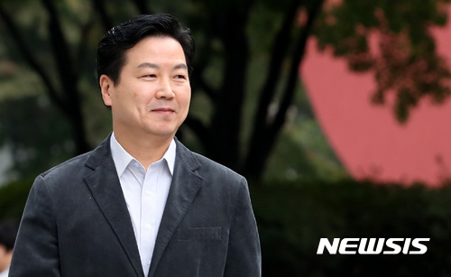 【서울=뉴시스】이영환 기자 = 홍종학 중소벤처기업부 장관 후보자가 26일 오전 서울 여의도의 한 빌딩에 마련된 인사청문회 준비 사무실로 출근하고 있다. 2017.10.26.&nbsp; 20hwan@newsis.com