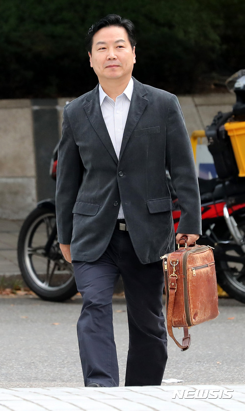 【서울=뉴시스】이영환 기자 = 홍종학 중소벤처기업부 장관 후보자가 26일 오전 서울 여의도의 한 빌딩에 마련된 인사청문회 준비 사무실로 출근하고 있다. 2017.10.26. 20hwan@newsis.com