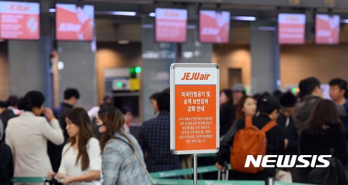 【인천공항=뉴시스】 추상철 기자 = 26일 오전 인천국제공항 출국장에서 미국행 항공기 탑승객 보안 검색이 강화됐음을 알리는 표지판이 세워져 있다.  미국 교통보안청(TSA)의 항공보안 강화 조치에 따라 국내에서 출발하는 델타항공 등 미국적기와 저비용항공사(LCC) 탑승객은 강화된 보안 질의를 통과해야 미국행 또는 미국령 괌·사이판 등의 항공편 탑승이 가능하다. 2017.10.26.  photo@newsis.com