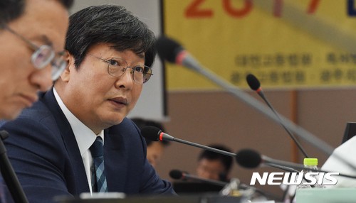 【대전=뉴시스】함형서 기자= 26일 오전 대전 서구 대전고등법원 열린 법제사법위원회에 대전고등법원 및 지방법원 국정감사에서 더불어민주당 이춘석 의원이 질의를 하고 있다. 2017.10.26.foodwork23@newsis.com