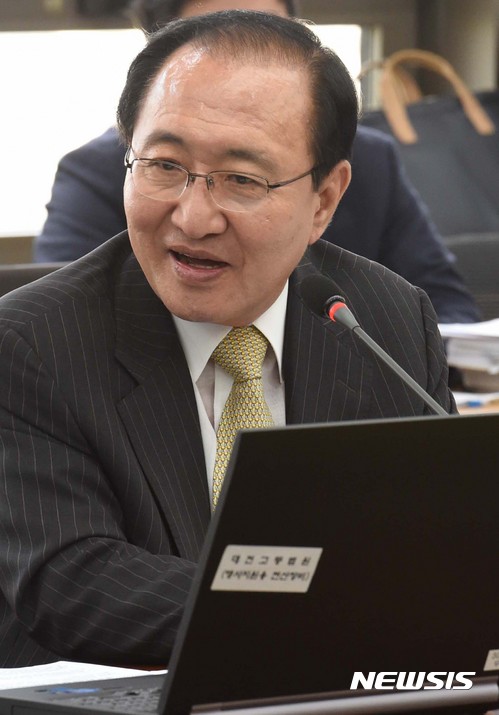 【대전=뉴시스】함형서 기자= 26일 오전 대전 서구 대전고등법원 열린 법제사법위원회에 대전고등법원 국정감사에서 정의당 노회찬 의원이 질의를 하고 있다. 2017.10.26.foodwork23@newsis.com