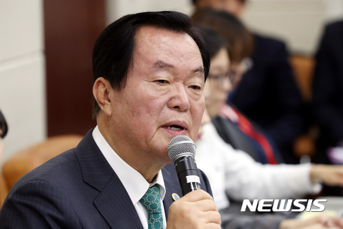 【서울=뉴시스】박영태 기자 = 지난해 10월26일 오전 서울 영등포구 여의도 국회에서 진행된 국회 행정안전위원회의 한국자유총연맹 국정감사에서 김경재 한국자유총연맹 총재가 의원 질의에 대답하고 있다. 2017.10.26.since1999@newsis.com