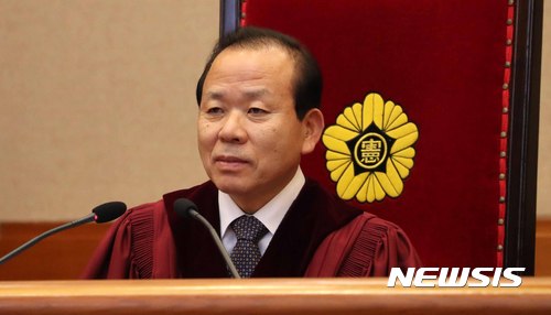 【서울=뉴시스】고범준 기자 = 김이수 헌법재판관이 지난해 10월26일 오후 서울 종로구 재동 헌법재판소 대심판정에서 열린 심판사건 선고를 위해 자리에 앉아 있다. 2017.10.26. bjko@newsis.com