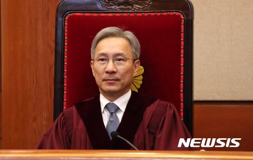 【서울=뉴시스】고범준 기자 = 강일원 헌법재판소 재판관이 지난해 10월26일 오후 서울 종로구 재동 헌법재판소 대심판정에서 심판 선고를 위해 자리에 앉아 있다. 2017.10.26. bjko@newsis.com
