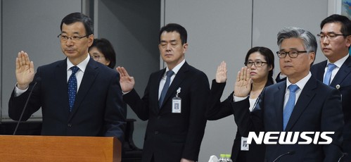 【대전=뉴시스】함형서 기자= 26일 오후 대전 서구 대전고등검찰청에서 열린 법제사법위원회 대전고등검찰청 및 지방지검 국정감사에서 김강욱 고검장이 선서를 하고 있다. 2017.10.26.foodwork23@newsis.com