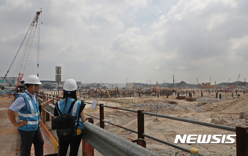 【싱가포르=뉴시스】조수정 기자 = 정재학 GS건설 싱가포르 T301 현장소장이 싱가포르 T301프로젝트 공사현장에서 뉴시스와 인터뷰 하고 있다. T301 프로젝트는 싱가포르 육상교통청(LTA)으로부터 GS건설이 단독 수주한 빌딩형 차량기지 공사로 싱가포르 지하철 3개노선 985량, 버스 815대 등을 수용할 수 있는 규모다.&nbsp; chocrystal@newsis.com