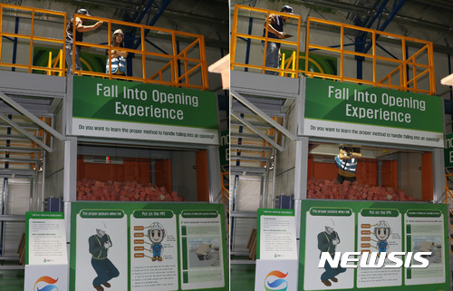 【싱가포르=뉴시스】조수정 기자 = GS건설 싱가포르 T301현장사무소에 설립한 안전혁신학교에서 본사 이승주 기자가 가상의 공사현장 추락 체험을 하고 있다.&nbsp; chocrystal@newsis.com