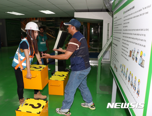 【싱가포르=뉴시스】조수정 기자 = GS건설 싱가포르 T301현장사무소에 설립한 안전혁신학교에서 본사 이승주 기자가 무거운 자재를 안전하게 드는 방법에 대한 교육을 받고 있다.&nbsp; chocrystal@newsis.com