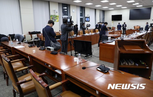 【서울=뉴시스】홍효식 기자 = 26일 오후 서울 여의도 국회에서 열린 과학기술정보방송통신위원회의 한국방송공사·한국교육방송공사에 대한 국정감사가 파행되어 피감기관 관계자들이 모두 떠나고 빈자리가 보이고 있다. 이날 오전 자유한국당 의원들은 방통위의 방송문화진흥회(방문진) 보궐이사 선임을 막기 위해 과천청사에 있는 방통위를 방문해 국감에 불참했으며 오후에는 의총을 열고 국회 일정에 대한 보이콧 논의를 했다. 2017.10.26. yesphoto@newsis.com