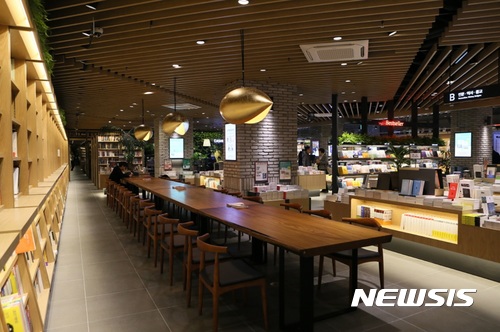 【서울=뉴시스】 교보문고는 27일 경기도 성남시 분당구 센트럴타워 지하 1층에 교보문고 분당점과 교보핫트랙스 분당점을 재오픈했다. 2017.10.27. (사진=교보문고 제공) photo@newsis.com