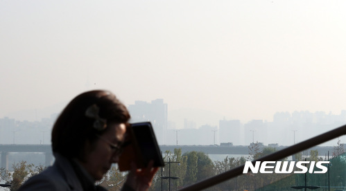 【서울=뉴시스】이영환 기자 = 미세먼지 수치가 '한때나쁨'으로 예보된 27일 오전 서울 영등포구 여의도에서 바라본 서강대교 인근이 뿌옇다. 2017.10.27.  20hwan@newsis.com
