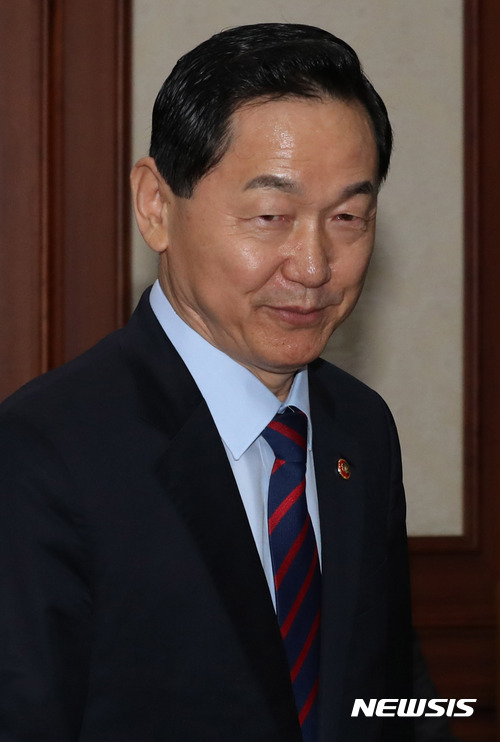 【서울=뉴시스】임태훈 기자 = 김상곤 사회부총리 겸 교육부 장관이 27일 오전 정부서울청사에서 열린 제3차 사회관계 장관회의에 참석하고 있다. 2017.10.27. taehoonlim@newsis.com