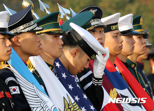 【서울=뉴시스】박진희 기자 = 국방부 의장대 기수가 모자를 고쳐쓰며 행사를 준비하고 있는 모습. 2017.10.27. pak7130@newsis.com