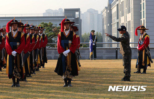 【서울=뉴시스】박진희 기자 = 죠셉 던포드 미국 합참의장 환영 의장 행사가 열린 27일 오전 서울 용산국 합동참모본부 대연병장에서 국방부 의장대가 행사를 준비하고 있다. 죠셉 던포드 미국 합참의장은 한·미 합참의장이 공동 주관하는 제42차 한·미 군사위원회회의(MCM)에 참석차 방한했다. 2017.10.27. pak7130@newsis.com