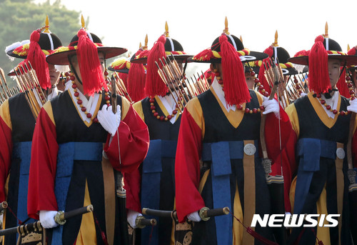 【서울=뉴시스】박진희 기자 = 죠셉 던포드 미국 합참의장 환영 의장 행사가 열린 27일 오전 서울 용산국 합동참모본부 대연병장에서 국방부 의장대가 행사장으로 향하고 있다.&nbsp; 죠셉 던포드 미국 합참의장은 한·미 합참의장이 공동 주관하는 제42차 한·미 군사위원회회의(MCM)에 참석차 방한했다. 2017.10.27.&nbsp; pak7130@newsis.com