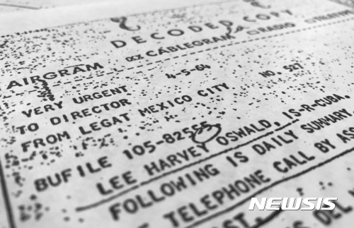 【 AP/뉴시스】도널드 트럼프 미국 대통령이 26일(현지시간) 존 F. 케네디 전 대통령 암살사건 관련 내용이 담긴 문건 2800건의 기밀을 해제했다. 하지만 중앙정보국(CIA), 연방수사국(FBI) 등이 국가안보 등을 이유로 기밀을 해제하지 말아줄 것을 요구한 수백건에 대해선 공개를 연기했다. 사진은 케네디 살해범 리 하비 오스월드가 멕시코 시티를 여행하고 미국으로 돌아온 과정을 담고 있는 문건의 일부를 복사한 것이다. 2017.10.27 
