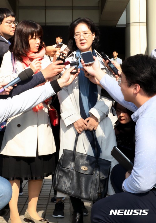 【서울=뉴시스】조성봉 기자 = 일본군 ‘위안부’ 피해자 할머니들에 대한 명예훼손으로 항소심에서 벌금 1000만원을 선고받은 ‘제국의 위안부’ 저자 박유하 세종대 교수가 27일 오전 서울 서초구 서울고등법원을 나서며 취재진의 질문에 답변하고 있다. 2017.10.27.suncho21@newsis.com