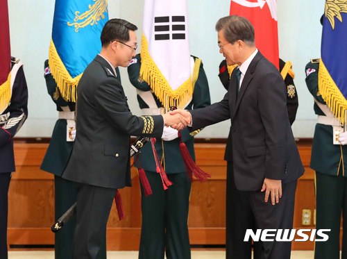 【서울=뉴시스】문재인 대통령(오른쪽)과 이석구 국군기무사령관의 모습. (사진=뉴시스DB). 2017.10.27. 