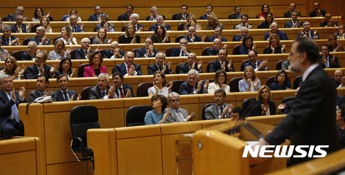 【마드리드=AP/뉴시스】 스페인의 마리아노 라호이 총리가 27일 오전 상원에 나가 카탈루냐 지방정부 자치권 회수를 위한 헌법 155조 발동과 관련, 직접통치, 현 지방정부 해임 등의 특별권한 부여를 요청하고 있다. 2017. 10. 27. 