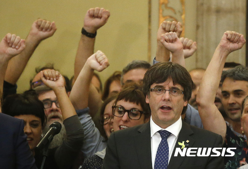 【바르셀로나=AP/뉴시스】스페인 카탈루냐의 카를레스 푸지데몬 자치정부 수반이 27일(현지시간) 카탈루냐 자치의회의 분리독립 선포안 가결 직후 지지자들과 만나 연설하고 있다. 2017.10.28.