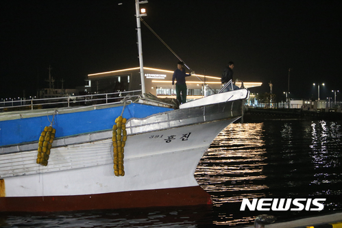 【속초=뉴시스】김경목 기자 = 27일 오후 북한 당국에 나포됐다 6일 만에 무사히 귀환한 경주 감포 선적 39ｔ급 복어잡이 어선 '391 흥진호'가 강원 속초시 속초해양경찰서 부두에 입항하고 있다.&nbsp;&nbsp; 391 흥진호는 경주 감포 선적 39ｔ급 복어잡이 어선으로 한국인 선원 7명과 베트남인 선원 3명이 타고 있다.&nbsp;&nbsp;&nbsp; 이 어선은 지난 16일 울릉군 저동항에서 출항한 뒤 20일 오전 10시19분께 울릉군 북동방 약 183해리에서 조업한다고 알린 뒤 연락이 끊겼다.&nbsp;&nbsp;&nbsp;&nbsp; 북한은 "지난 21일 새벽 남측 어선 '391 홍진호'가 동해의 북측 수역에 불법 침입해 단속됐다"면서 "하지만 인도주의적 견지에서 27일 오후 6시30분(평양시 오후 6시) 그들을 배와 함께 돌려보내기로 했다"고 밝혔다 . 2017.10.27. photo31@newsis.com