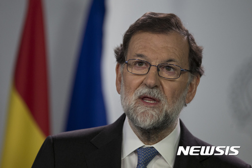 【마드리드=AP/뉴시스】마리아노 라호이 스페인 총리가 27일(현지시간) 카탈루냐 자치의회의 분리독립 선포안 가결 사태에 관해 특별 내각 회의를 진행한 뒤 성명을 발표하고 있다. 2017.10.28.