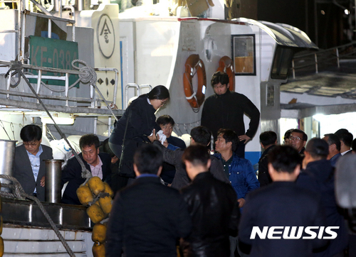 【속초=뉴시스】김경목 기자 = 27일 오후 북한 당국에 나포됐다 6일 만에 무사히 귀환한 경주 감포 선적 39ｔ급 복어잡이 어선 '391 흥진호'가 강원 속초시 속초해양경찰서 부두에 입항한 가운데 당국 관계자들이 선원들을 대상으로 여러 가지 조사를 하고 난 뒤 배에서 내리고 있다. 391 흥진호는 경주 감포 선적 39ｔ급 복어잡이 어선으로 한국인 선원 7명과 베트남인 선원 3명이 타고 있다.&nbsp;&nbsp;&nbsp; 이 어선은 지난 16일 울릉군 저동항에서 출항한 뒤 20일 오전 10시19분께 울릉군 북동방 약 183해리에서 조업한다고 알린 뒤 연락이 끊겼다.&nbsp;&nbsp;&nbsp;&nbsp; 북한은 "지난 21일 새벽 남측 어선 '391 홍진호'가 동해의 북측 수역에 불법 침입해 단속됐다"면서 "하지만 인도주의적 견지에서 27일 오후 6시30분(평양시 오후 6시) 그들을 배와 함께 돌려보내기로 했다"고 밝혔다 . 2017.10.27. photo31@newsis.com