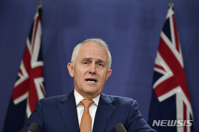 【시드니 (호주) = AP/뉴시스】차미례 기자 =말콤 턴불 호주 총리가 지난해 10월 28일&nbsp; 범죄에 관련된 2중 국적자들의 호주 국적을 박탈하는 문제에 대해 기자회견을 하고 있다.