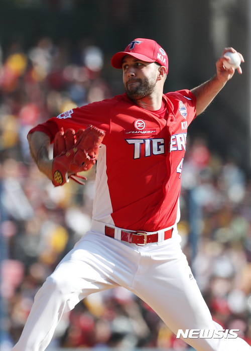 【서울=뉴시스】장세영 기자= 28일 오후 서울 잠실야구장에서 열린 2017 KBO 한국시리즈 3차전 두산 베어스와 KIA 타이거즈의 경기, 1회말 기아 선발투수 팻딘이 역투를 하고 있다. 2017.10.28.&nbsp; photothink@newsis.com 