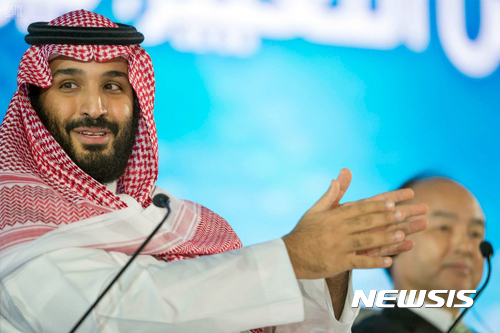 【리야드 ( 사우디 아라비아) = AP/뉴시스】 사우디 아라비아의 국영통신사가 배포한 모하메드 빈 살만 왕세자의 사진. 그는 사우디 국내 개혁과 정적에 대한 숙청을 감행하면서 예멘, 시리아, 레바논 등 중동 지역의 여러 주변국에서 이란에 대한 총공세를 펼치고 있다. 2017.11.08&nbsp; 